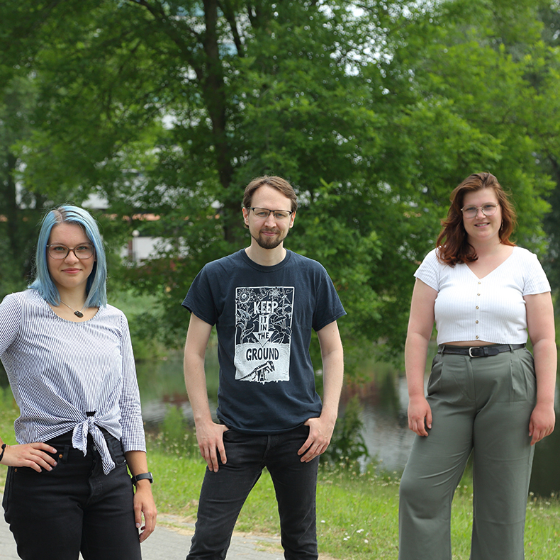 Foto des Vorstands von 2021. Von links nach rechts: Uta Boßmann, Julian Schüngel und Carlotta Tiedemann Foto des Vorstands von 2021. Von links nach rechts: Uta Boßmann, Julian Schüngel und Carlotta Tiedemann