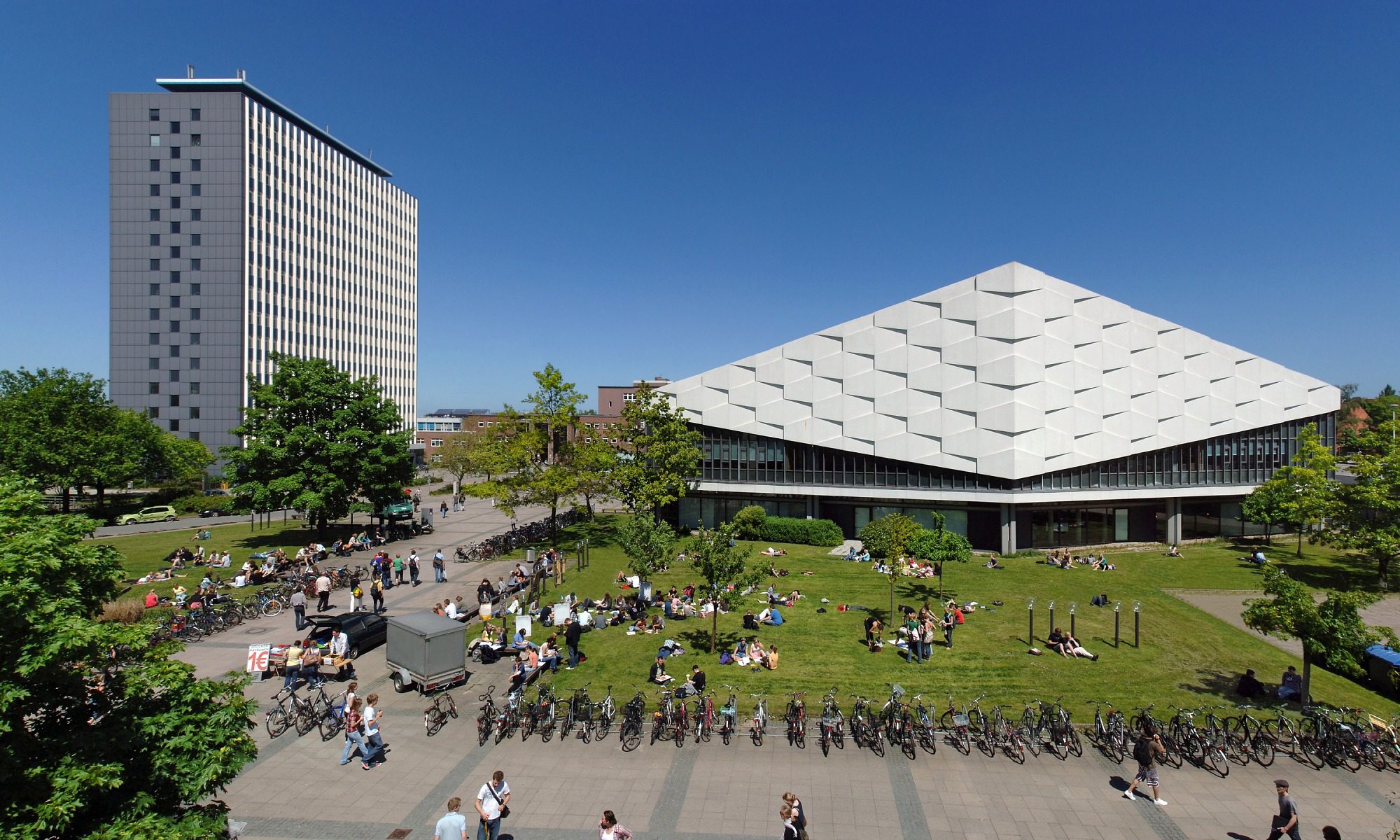 Universitäts-Hochhaus (links) und Auditorium Maximum