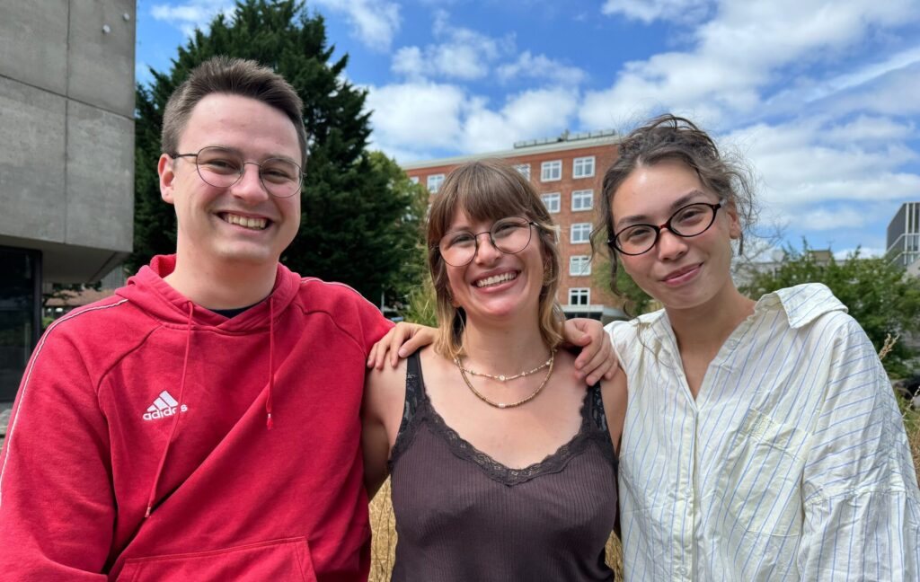 Porträtfoto des neuen AStA Vorstands für 2026/27: von links nach rechts Sunny Marko Lorenz, Lea-Marie Lopau und Negin Amini.